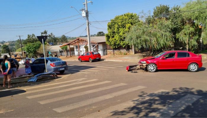 Laranjeiras - Três veículos se envolvem em acidente no Bairro São Francisco 